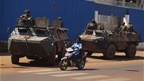 Francouzt vojci v ulicch Bangui. Francie posiluje svou vojenskou ptomnost ve Stedoafrick republice v reakci na krveprolit, je zemi zachvtilo po beznovm pevratu 