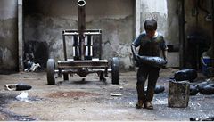 Jeden z nejlepích snímk roku 2013 podle agentury Reuters. Desetiletý chlapec u minometu Syrské osvobozenecké armády. 