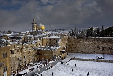Jeruzalém zasypal sníh - nezvykle bílo je i u Zdi nák