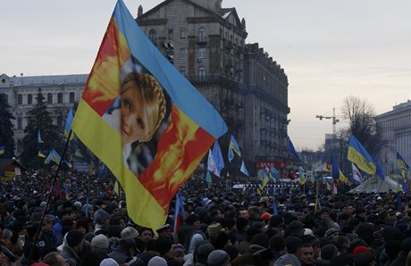 Proevroptí dmonstranti mávají vlajkou s vyobrazením Tymoenkové. 