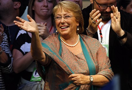 Nová prezidentka Chile Michelle Bacheletová po volebním triumfu mává svým volim. 