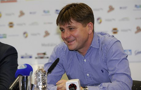 Nový trenér fotbalist Viktorie Plze Duan Uhrin mladí.