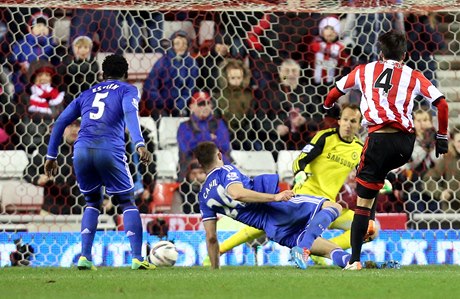 Ki Sung Yueng posílá balon do sít.