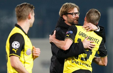 Trenér fotbalist Dortmundu Jürgen Klopp objímá svého svence Kevina Grosskreutze