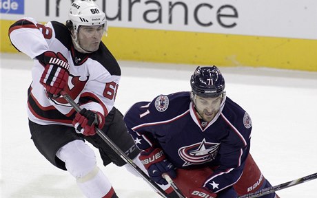 eský hokejista New Jersey Devils Jaromír Jágr (vlevo) a Nick Foligno z Columbusu Blue Jackets