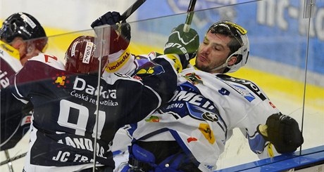 Kometa Brno - Vítkovice. Zleva Michael Vandas z Vítkovic a kapitán Brna Leo ermák