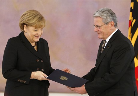 Prezident Gauck pedává Merkelové jmenovací listiny
