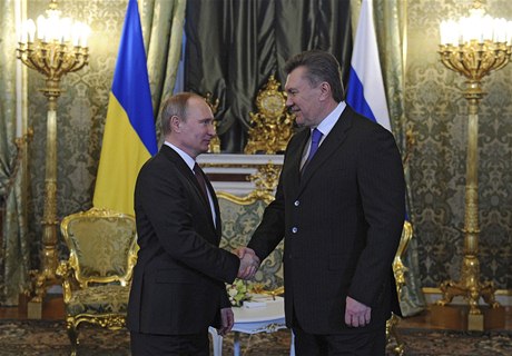 Ukrajinský prezident Viktor Janukovy (vpravo) se svým ruským protjkem Vladimirem Putinem