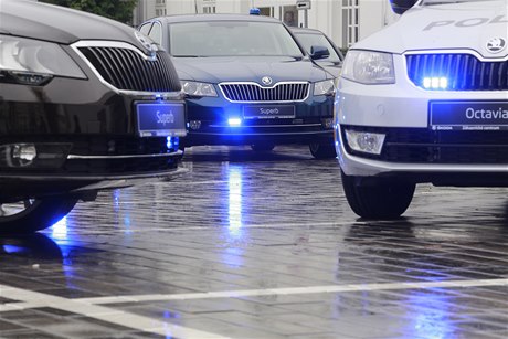 Dopravní policie pevzala v Mladé Boleslavi od automobilky koda Auto sedm nových voz koda Superb.