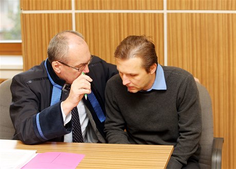 Obalovaný Michal Vale u soudu se svým advokátem Václavem Plachým.