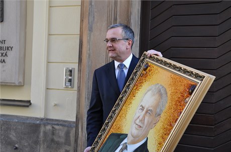 Milo Zeman vnoval Miroslavu Kalouskovi k narozeninám vlastní portrét