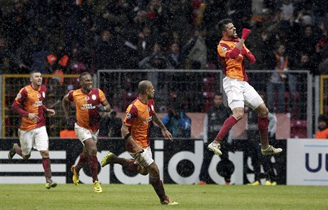 Hrái Galatasaray oslavují branku