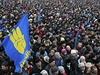 Nad hlavami lidí vlají vlajky Ukrajiny, Evropské unie a opoziních stran. 