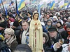 Protestující nesou sochu Panny Marie. 