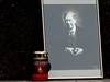 Na Václavském námstí je umístna zarámovaná fotka bývalého prezidenta. 