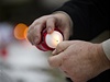 Lidé po celé republice vzpomínají na Václava Havla zapalováním svíek. 