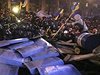 Demonstranti na nmst Nezvislosti el policistm 