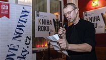 Vítězem se stal Bohdan Chlíbec s aktuální básnickou sbírkou Zimní dvůr. Cenu za něj od loňského laureáta Miloše Doležala nakladatel Martin Reiner (pronáší zdravice). | na serveru Lidovky.cz | aktuální zprávy