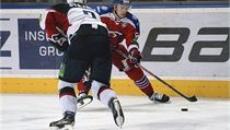Jiří Sekáč z týmu Lev Praha (vpravo) a Martin Štajnoch ze Slovanu Bratislava. | na serveru Lidovky.cz | aktuální zprávy