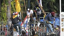 Demonstranti přelézají plot kolem vládní budovy | na serveru Lidovky.cz | aktuální zprávy
