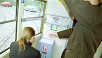 Pražský revizor při kontrole jízdních dokladů | na serveru Lidovky.cz | aktuální zprávy