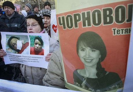 Protest opozice s fotkou novináky Tejany ornovolové.