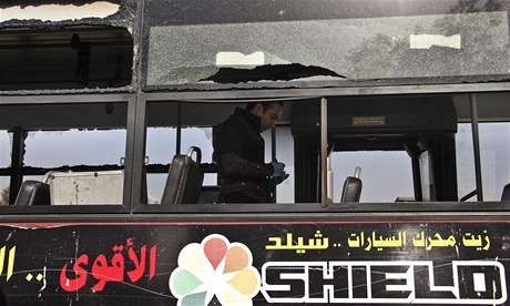 V autobuse veejné dopravy v Káhie explodovala bomba.