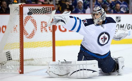 Ondej Pavelec steí bránu Winnipegu Jets.