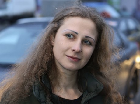 Jedna z vznných lenek ruské punkové skupiny Pussy Riot vyla díky amnestii na svobodu. 