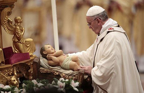 Vánoce ve Vatikánu oficiáln zaaly. Meme si vybrat mezi tmou a svtlem, ekl pape