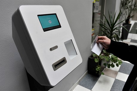 Bratislava má automat na bitcoiny, majitele zájem lidí zaskoil.