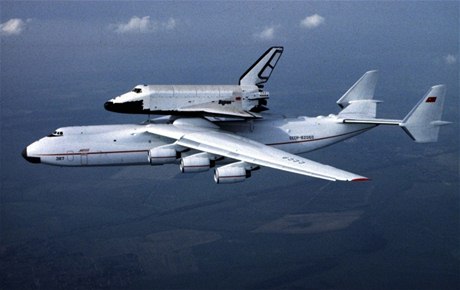 Obí rusko-ukrajinské transportní letadlo AN-225 Mrija se sovtským raketoplánem Buran na archivním snímku z roku 1989.