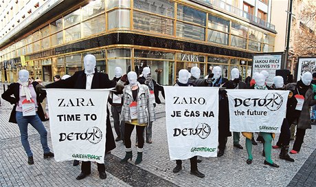 K detoxikaci svých výrobk se mezi prvními pihlásila módní znaka Zara. Snímek je z akce Greenpeace ped její praskou prodejnou.