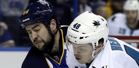 etí hokejisté Roman Polák ze St. Louis Blues (vlevo) a Tomá Hertl ze San Jose