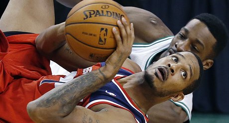 Basketbalista Washingtonu Wizards Trevor Ariza (vpedu) a Jeff Green z Bostonu Celtics