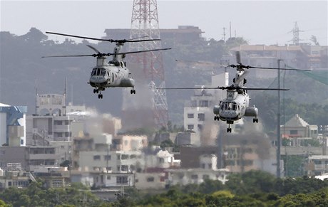 Helikoptéry amerického námonictva v Okinaw.