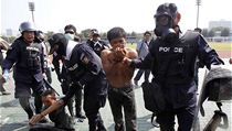Thajská policie odvádí zadržené demonstranty ze sportovního stadionu v Bankoku. | na serveru Lidovky.cz | aktuální zprávy