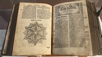 Originál Bible kralické, z výstavy v Kralicích nad Oslavou. | na serveru Lidovky.cz | aktuální zprávy