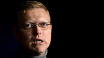Předseda KDU-ČSL Pavel Bělobrádek odpovídá v Praze na otázky novinářů po jednání předsedů ČSSD, ANO a KDU-ČSL o rozdělení míst v koaliční vládě. | na serveru Lidovky.cz | aktuální zprávy