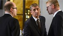 Ruku na to. Zleva předseda ČSSD Bohuslav Sobotka, předseda hnutí ANO Andrej Babiš a předseda KDU-ČSL Pavel Bělobrádek. | na serveru Lidovky.cz | aktuální zprávy