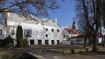 Pohled od Slavonického potoka směrem k historickému jádru ukazuje stavbu Spolkového domu očištěnou o nekoncepční přílepky z éry socialismu | na serveru Lidovky.cz | aktuální zprávy