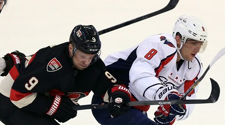 eský hokejista Ottawy Senators Milan Michálek (vlevo) a Alexandr Ovekin z Washingtonu Capitals