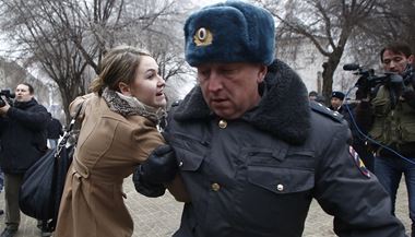Policist zasahuj ve Volgogradu proti astnkm nepovolen demonstrace nazvan Rusk shromdn proti teroru. 