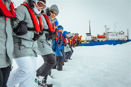 Australská antarktická expedice se snaí evakuovat posádku ruské lodi Akademik okalskij.