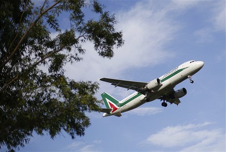 Ztrátové italské aerolinky Alitalia ádají o dalí peníze od banky.