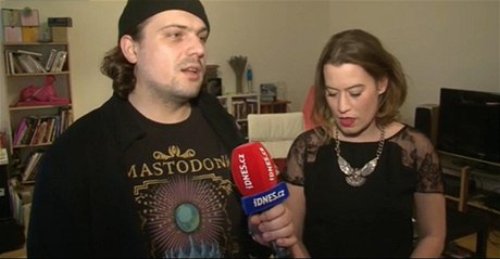 James Cole do Thajska neletl. Policista mu na letiti pokodil pas.