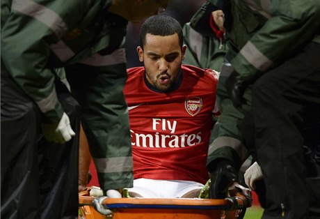 Zranný Theo Walcott.