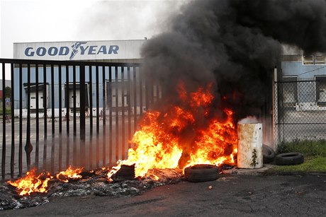 Pokus výrobce pneumatik Goodyear zavít továrnu ve mst Amiens vyvolal násilné protesty francouzských odborá.