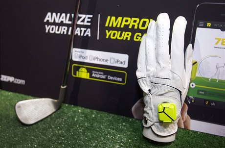 Senzor Zepp umístný na golfové rukavici na veletrhu CES 2014 v Las Vegas