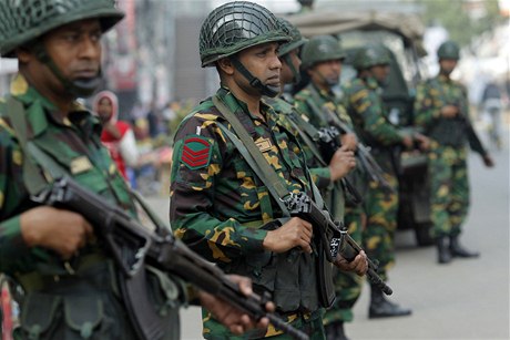 Vojáci steí ulice Dháky bhem voleb